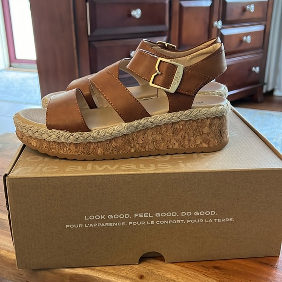 Dr Scholl’s sz 8M Sandals, color is Honey - Picture 2 of 4